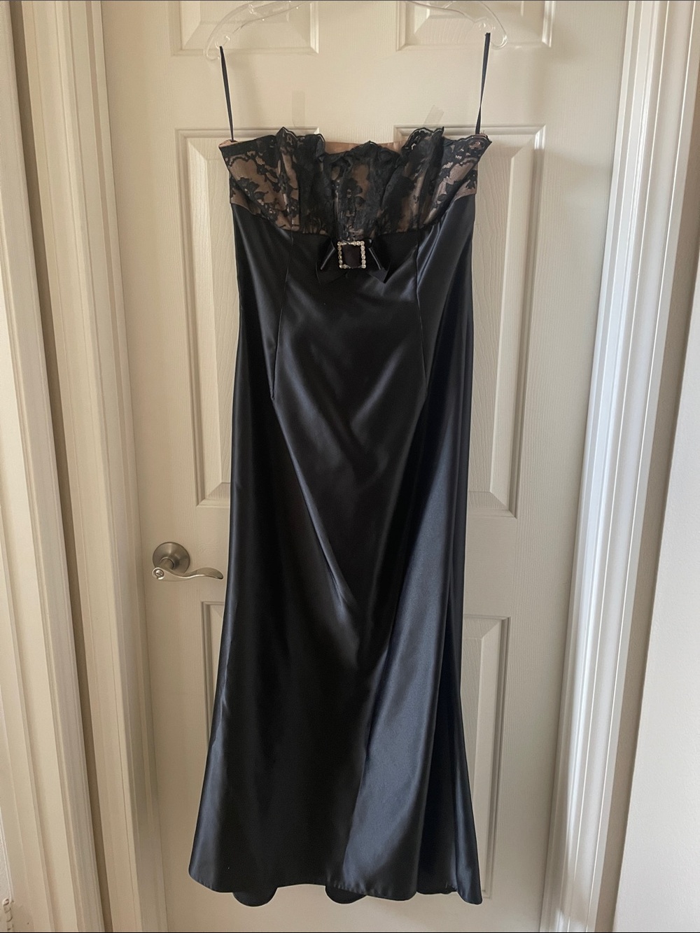 Elegant Black Lace-Trim Satin Evening Dress